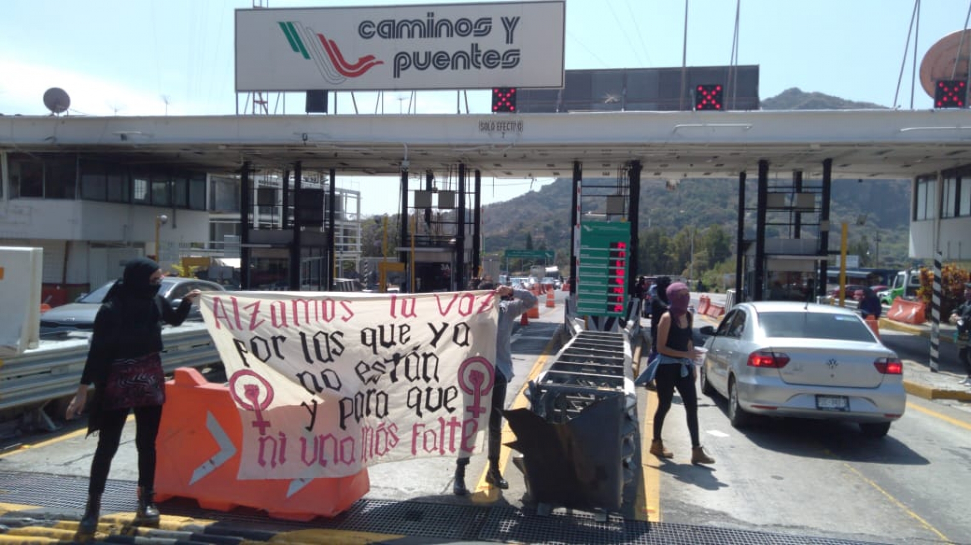 Mujeres 'liberan' caseta de Tepoztlán; exigen justicia para víctimas de feminicidio