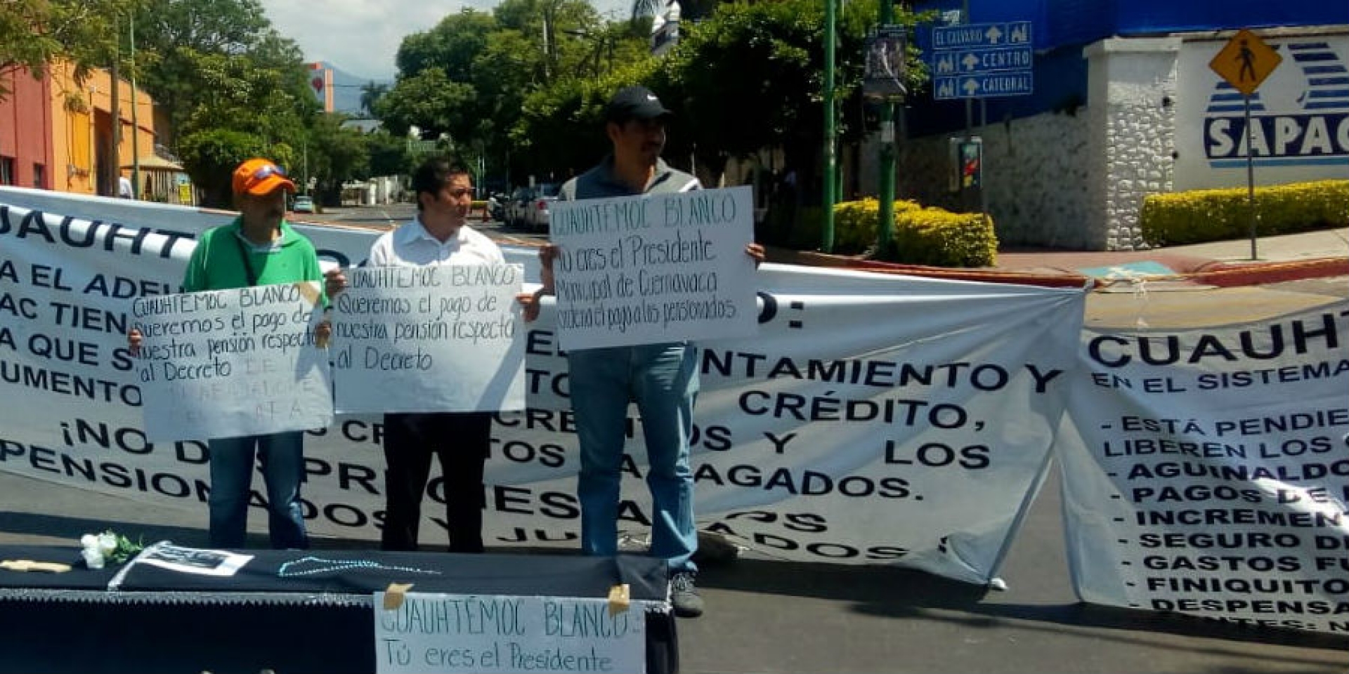 Jubilados del Sapac bloquean avenida Morelos