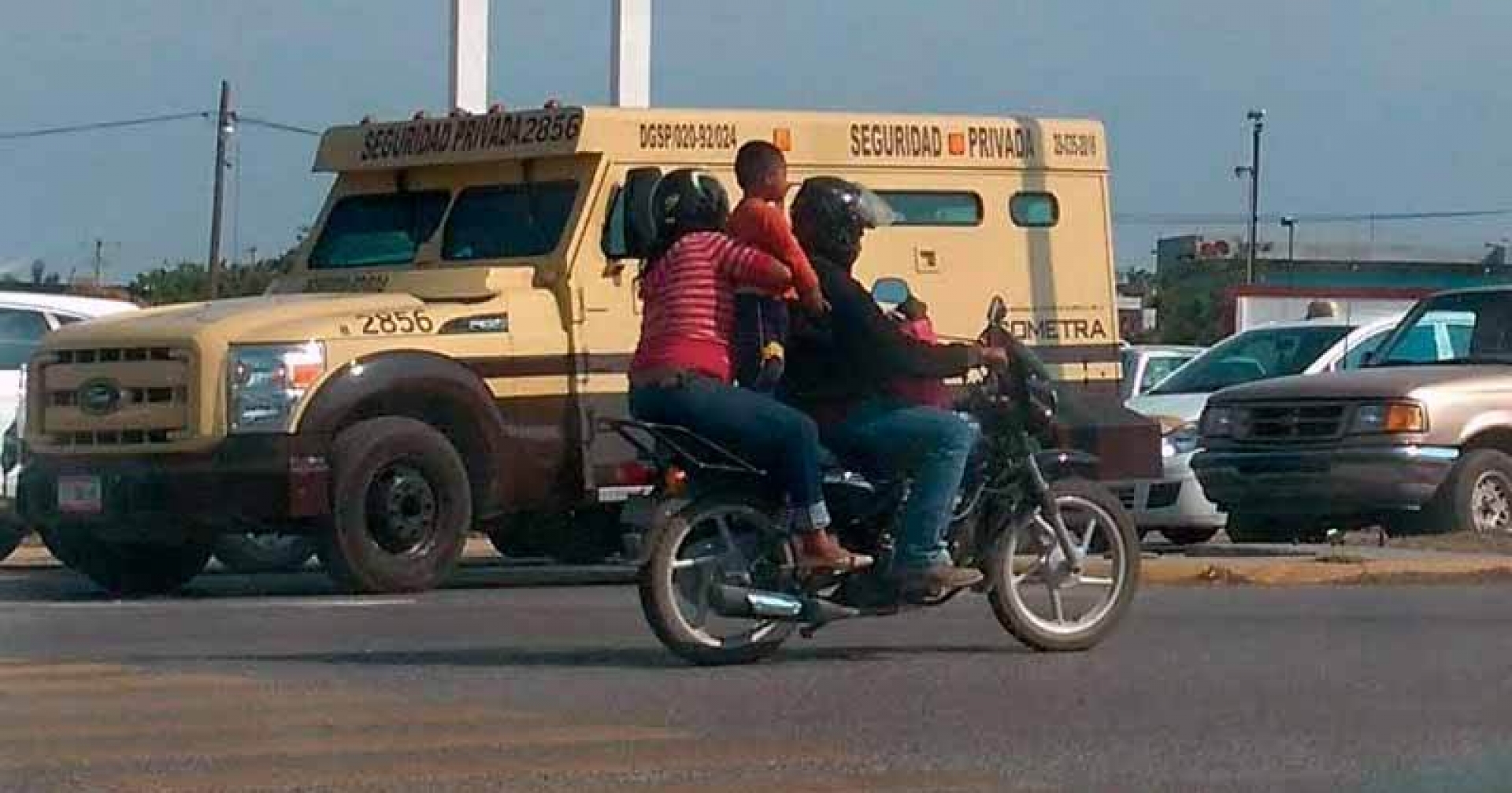 OJO AQUÍ, Multarán a quien viaje con ‘niños sándwich’ en motocicletas
