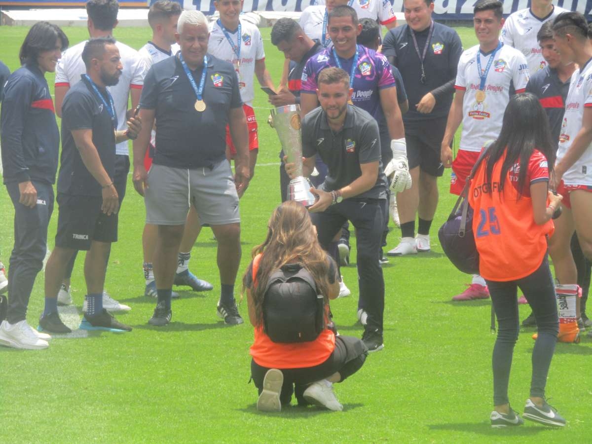 Francisco Hurtado levanta el título con Irapuato
