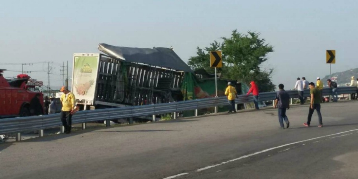 Se accidenta camión en la autopista México-Acapulco