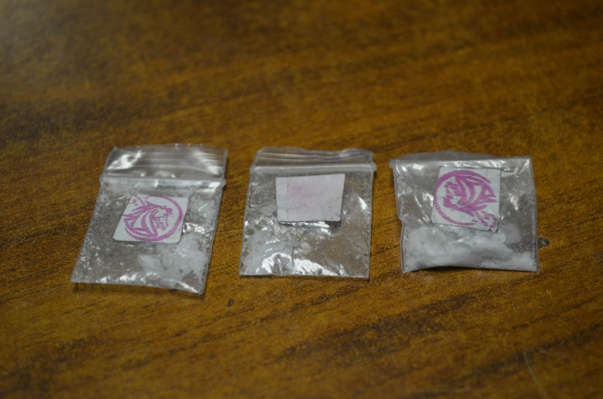 Le hallaron tres dosis de “cristal” entre sus pertenencias