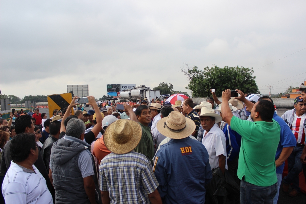 Con bloqueo de la autopista exigen saneamiento de canal de riego de Chapultepec