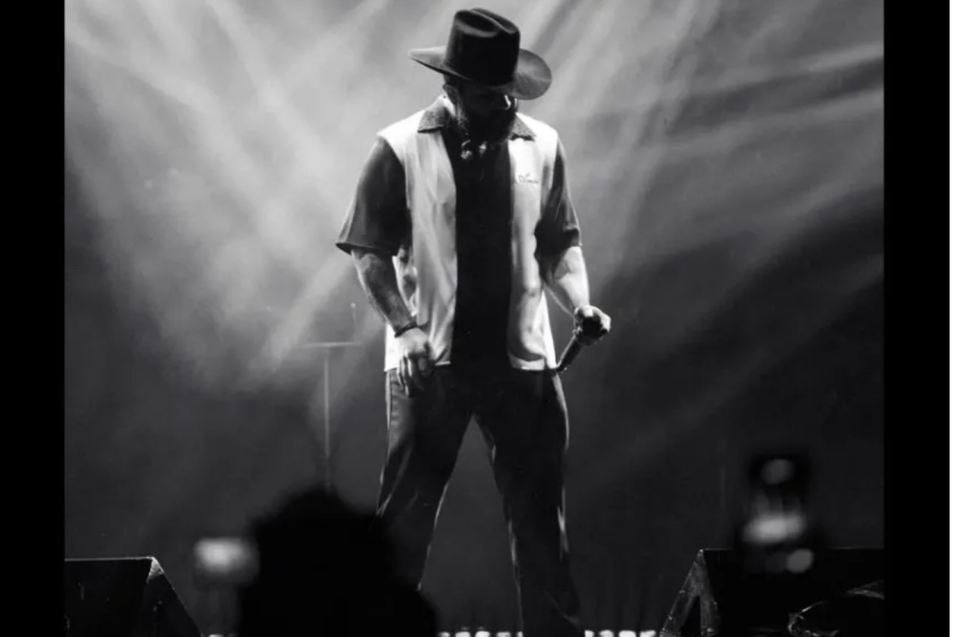 Carlos Santana y Carín León sorprenden en Las Vegas con el estreno en vivo de su colaboración 'Velas'