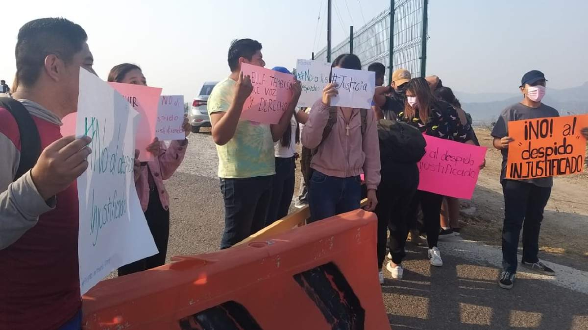 Protestan alumnos de la UTSEM por despido de profesora