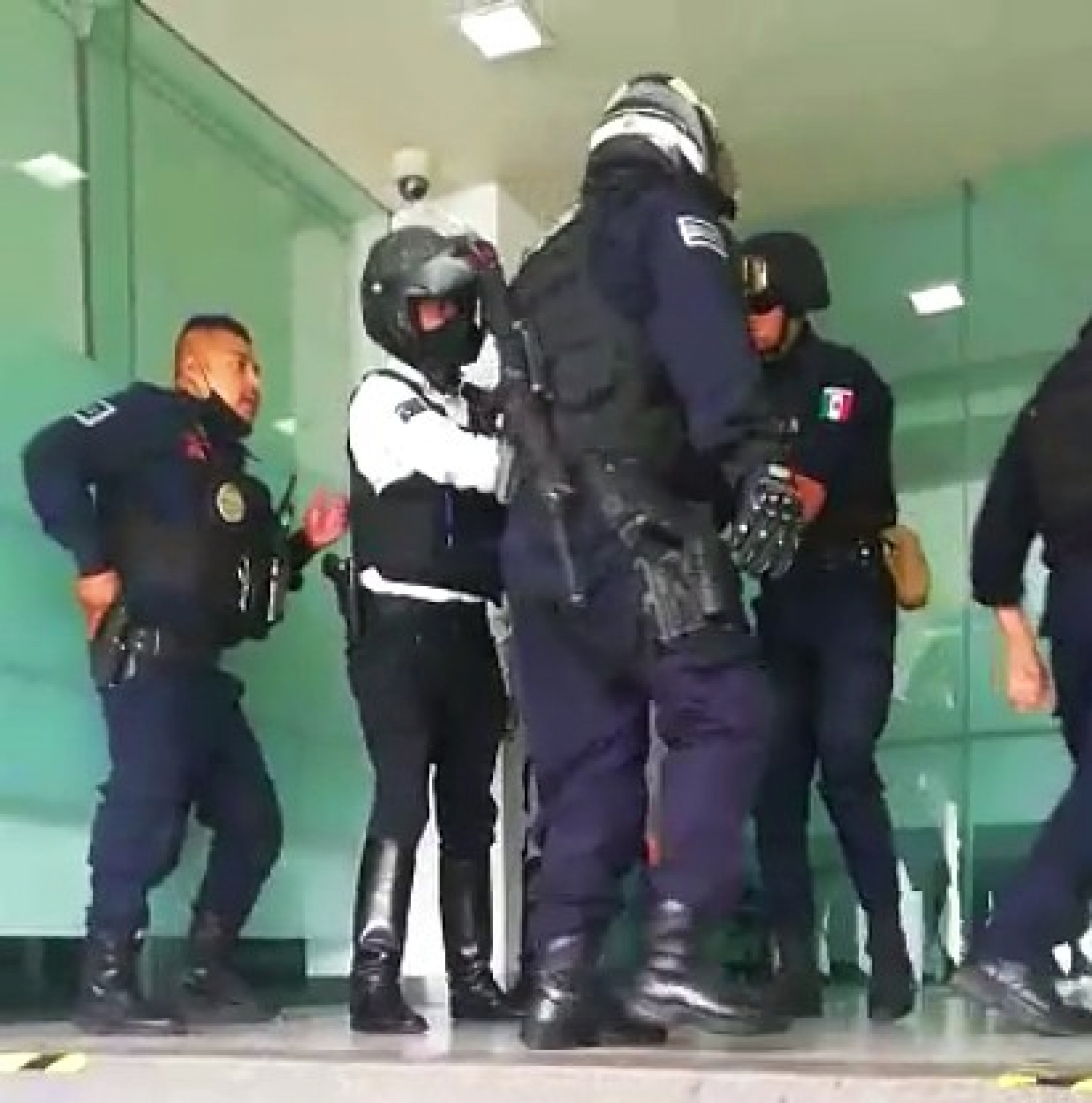 Un detenido tras ocasionar destrozos en sucursal bancaria en Plan de Ayala