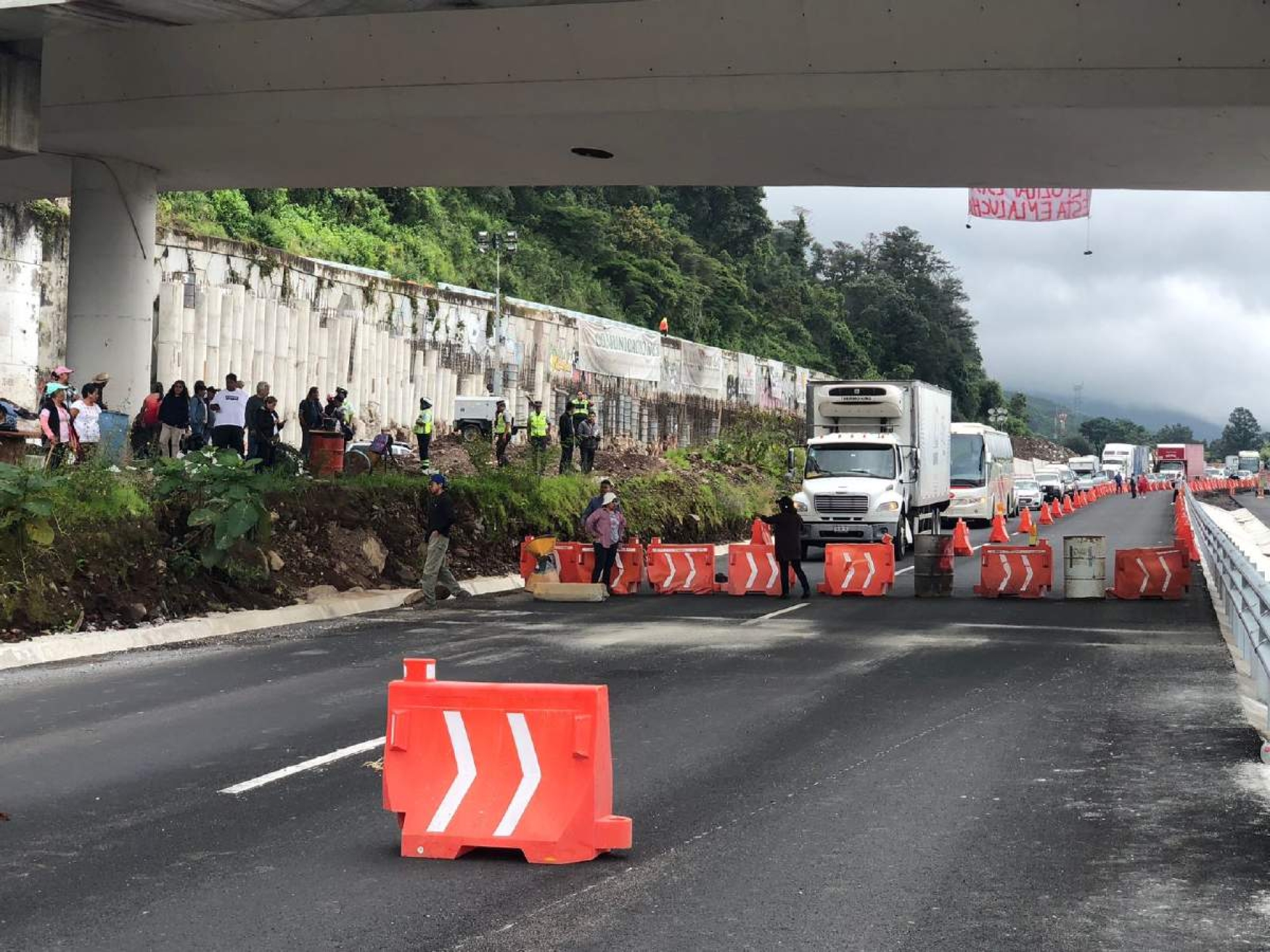 Sin solución, bloqueos de la autopista La Pera-Cuautla