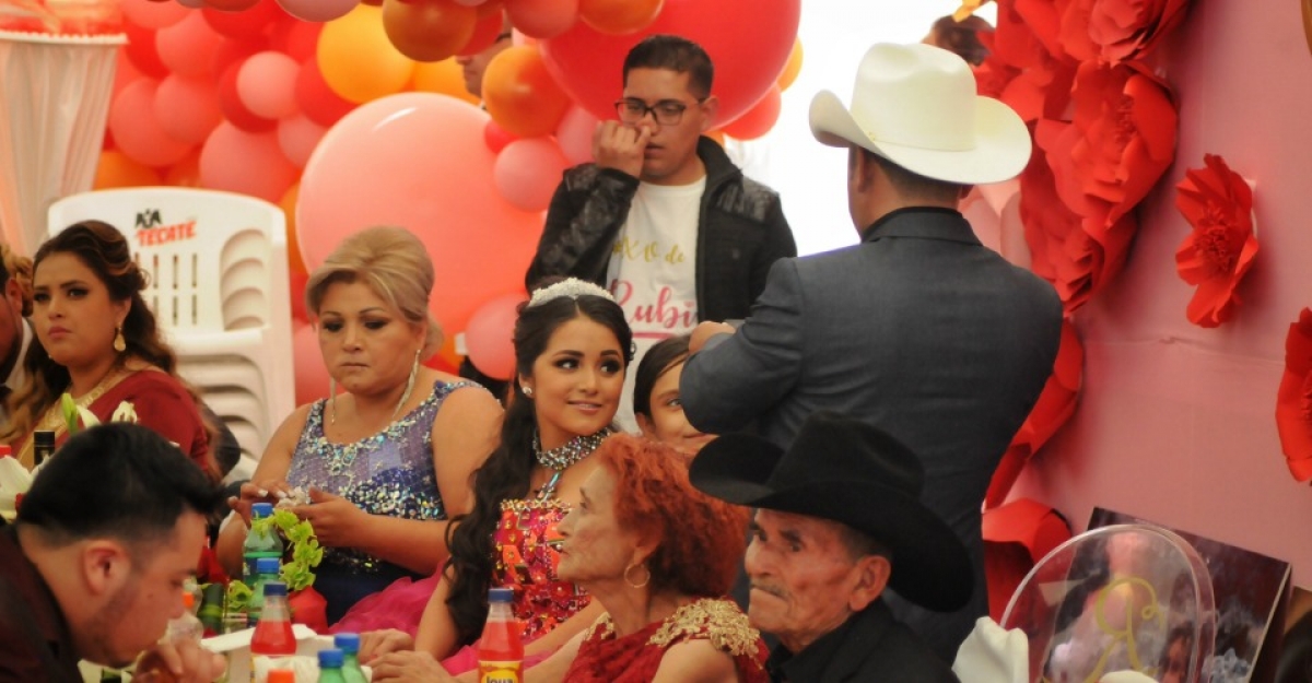 'Layín' regala auto a Rubí en sus XV