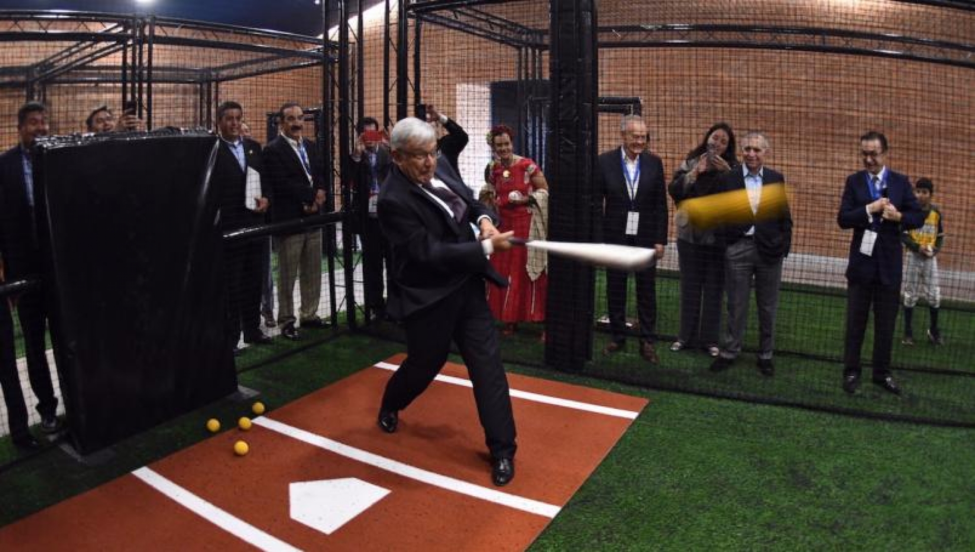 AMLO jugará partido de beisbol con estrellas para concientizar sobre el uso de drogas