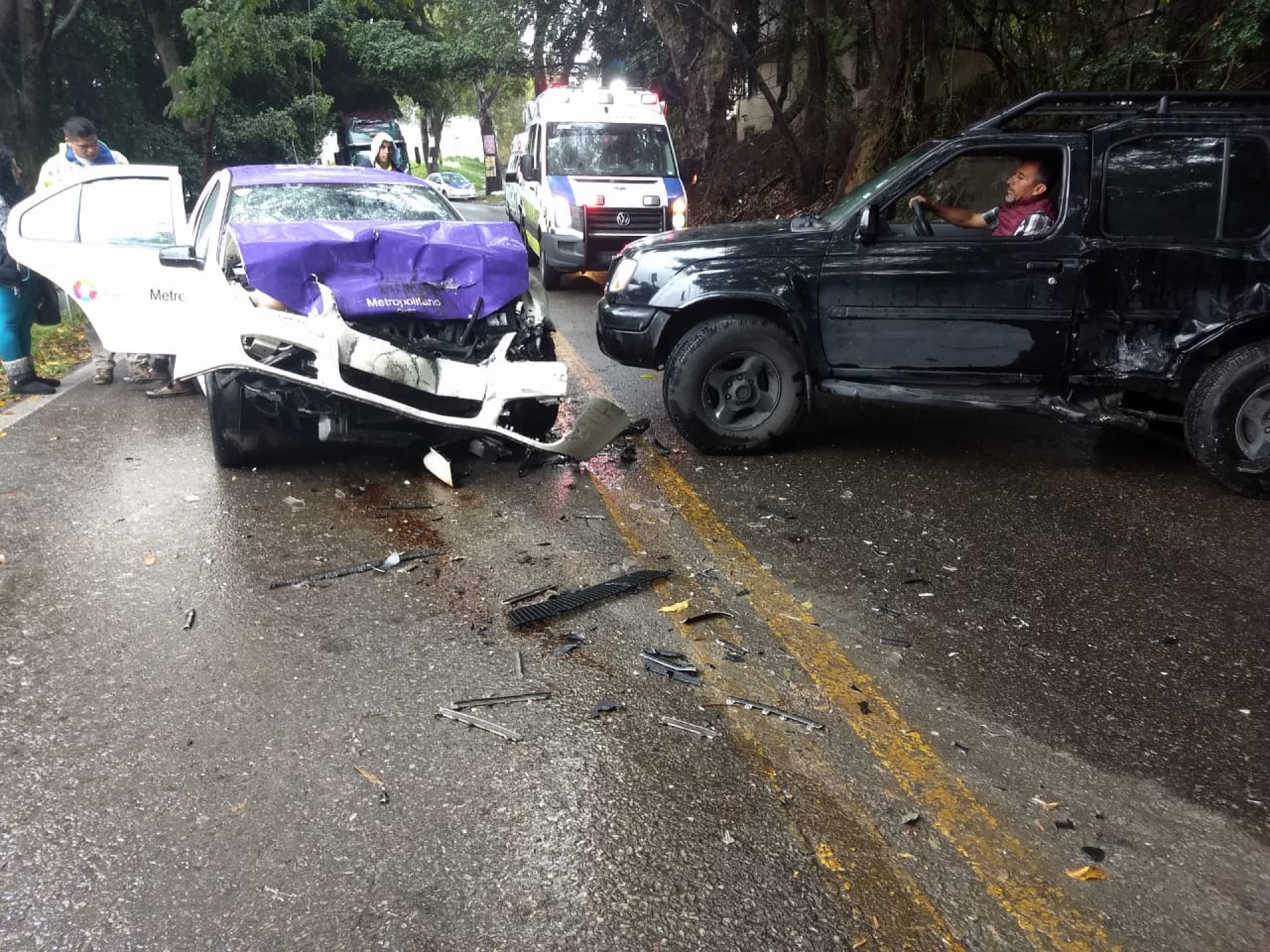 Chocan dos vehículos en la carretera federal Cuernavaca-México