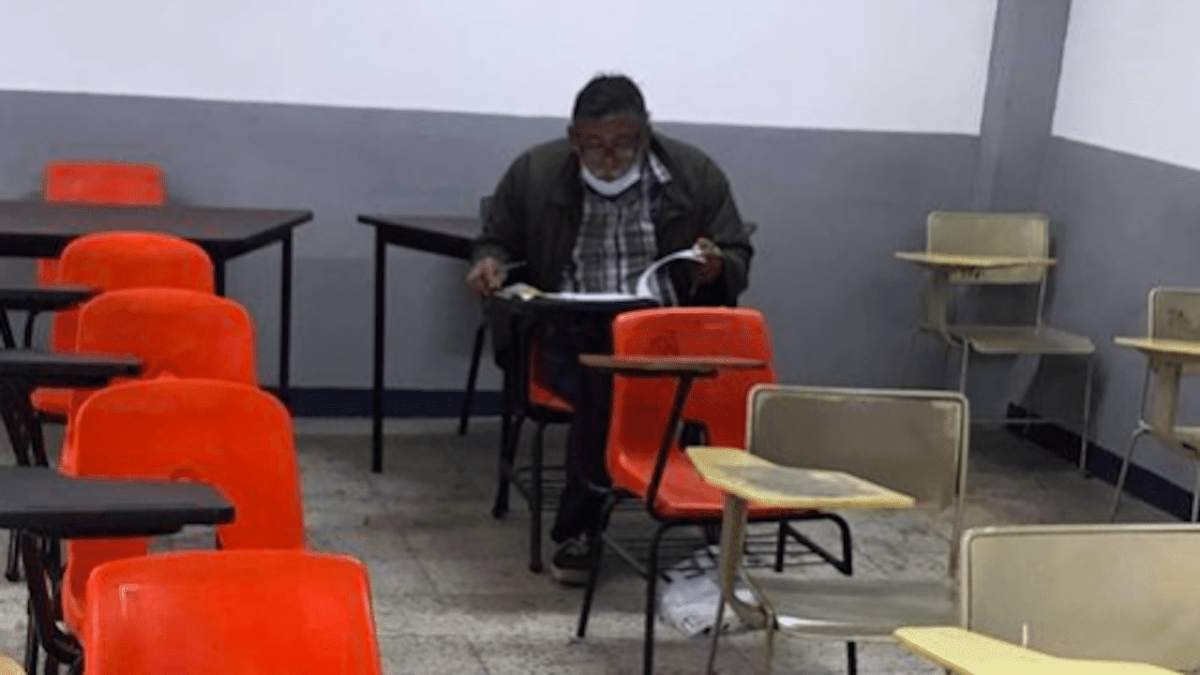 Abuelito hace examen para cumplir su sueño de ser abogado