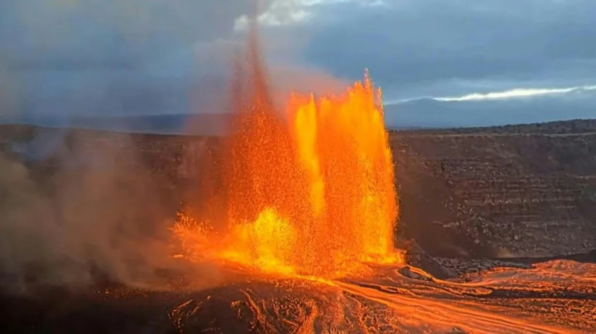 Volcán Kilauea en Hawái lanza lava que alcanza 300 metros