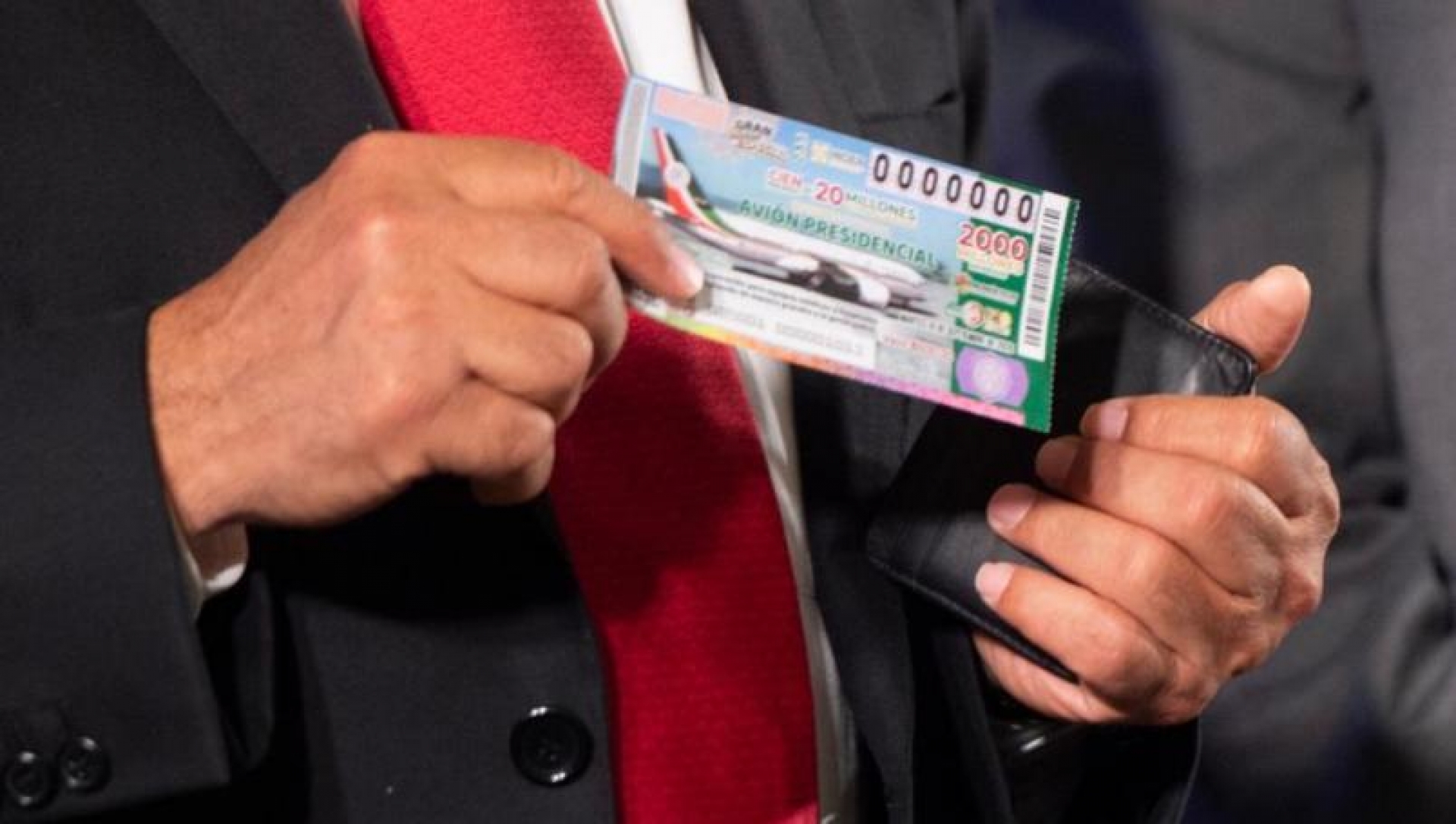 AMLO saca la cartera y compra el primer cachito de la rifa por el avión presidencial