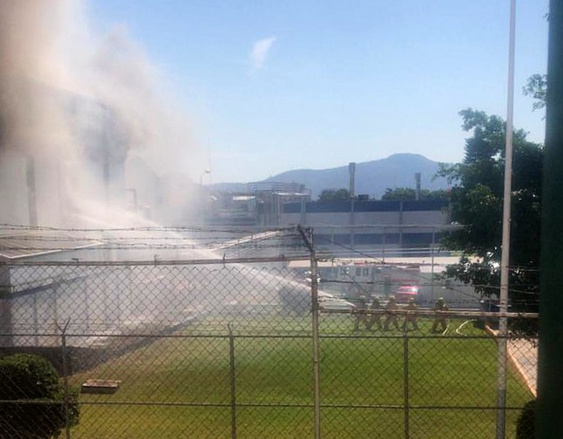 Atienden bomberos incendio en una fábrica en Civac