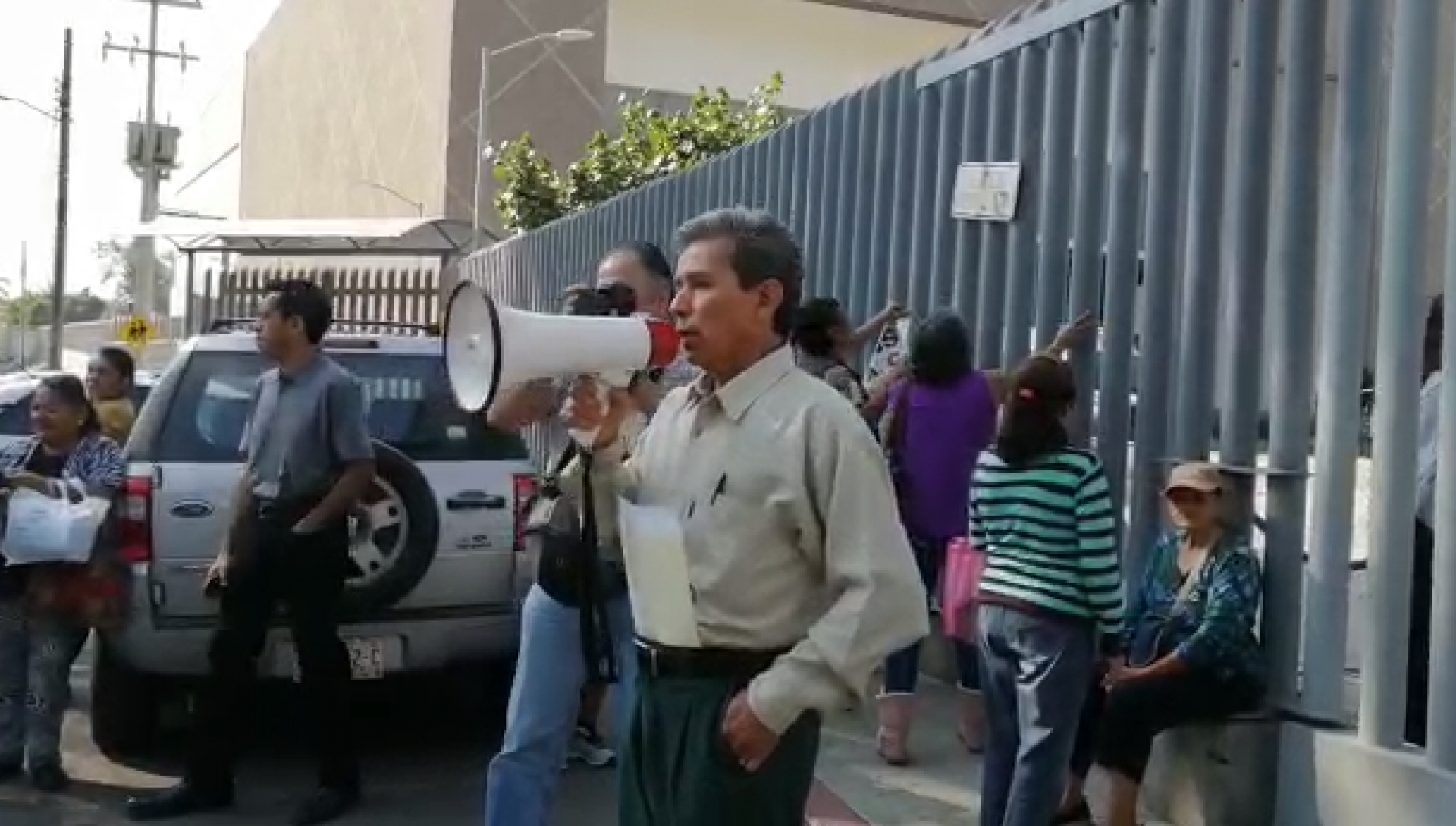 Protesta Asociación Cívica Morelense ante el Congreso local