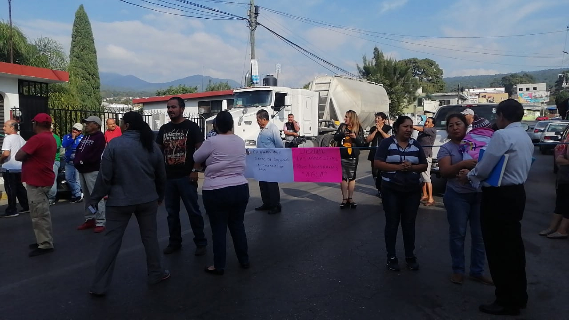 Protestan vecinos de la colonia Loma Bonita; denuncian falta de agua potable