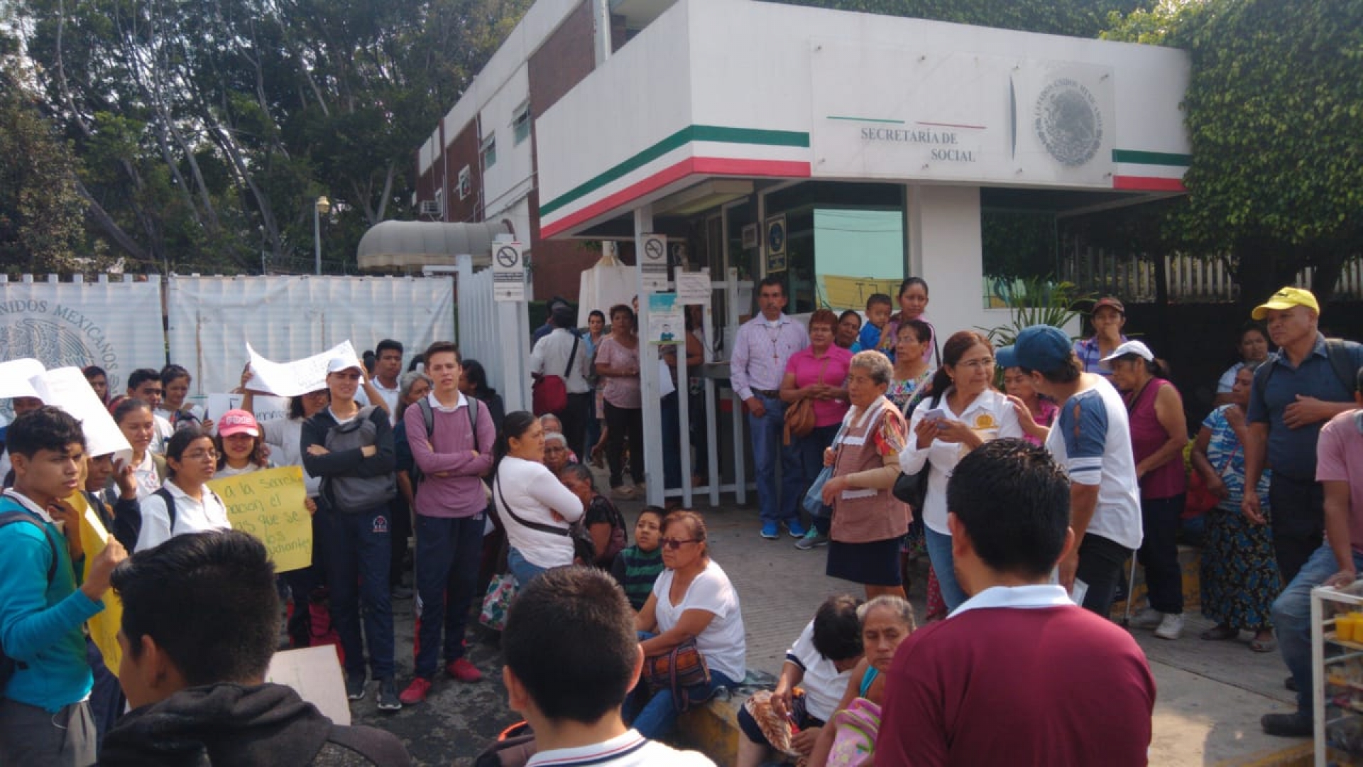 Se manifiestan antorchistas en la delegación de la Secretaría de Bienestar