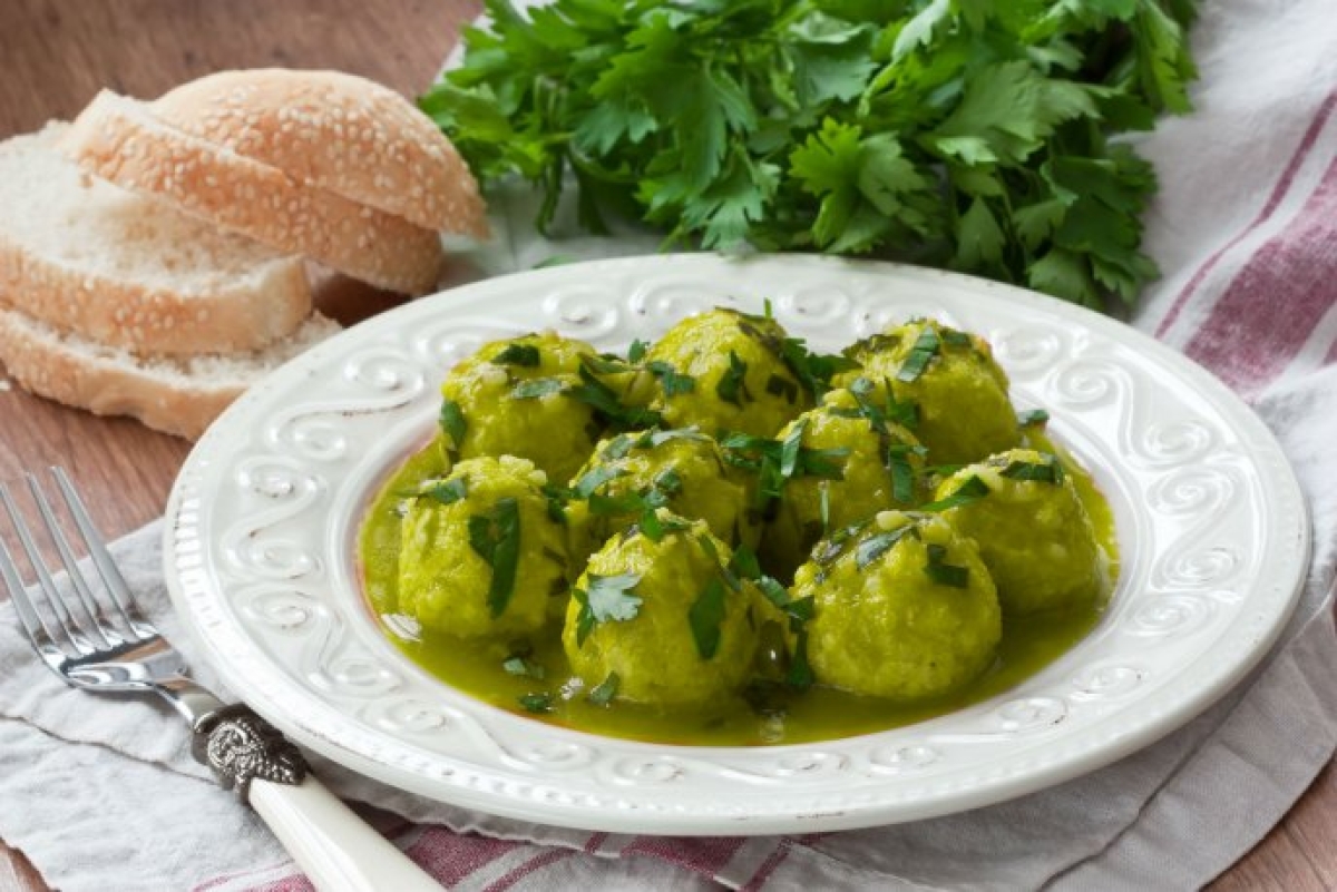 ¿Antojo de algo diferente? Aprende a preparar albóndigas en salsa de cilantro