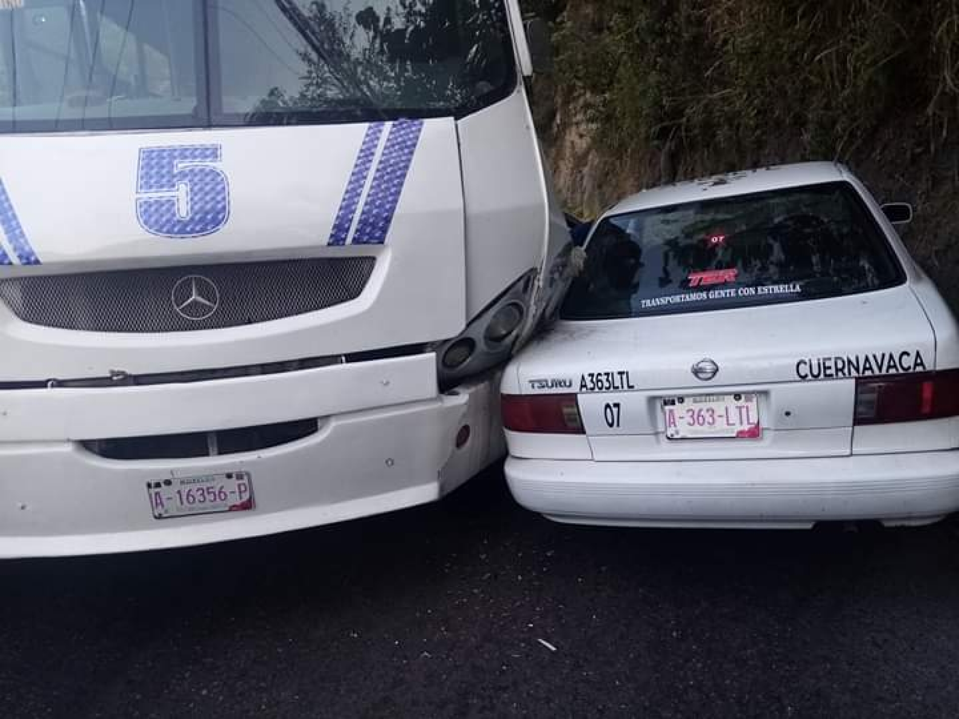 Se registra accidente entre taxi y ruta 5 en la Lagunilla