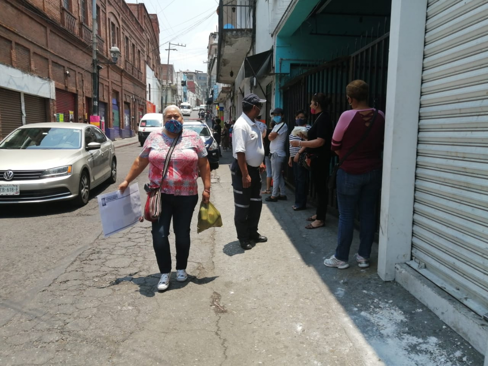Pide PC guardar la sana distancia, ante alta movilidad de personas en la calle Degollado