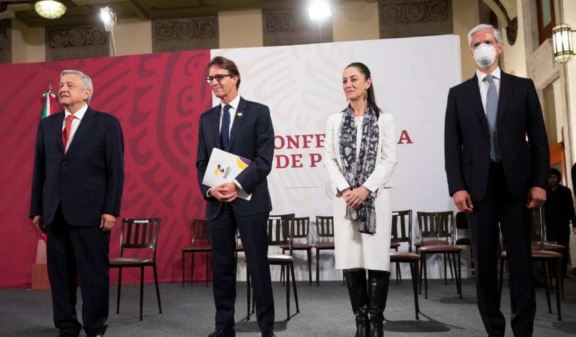 Alfredo del Mazo desata polémica por usar mascarilla N95 en la mañanera de AMLO