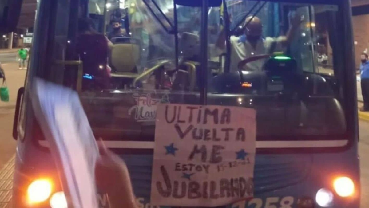 Chofer hace emotivo su último viaje antes de jubilarse