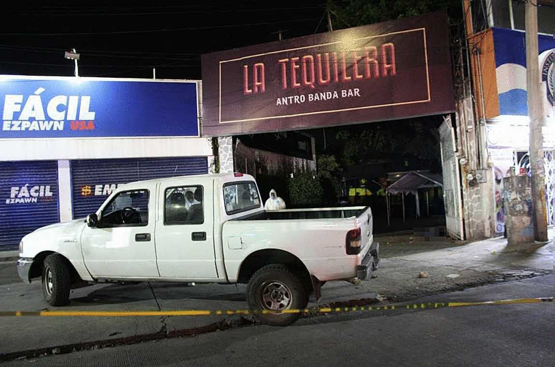 Asesinan a balazos a un hombre afuera de un bar, en Tejalpa