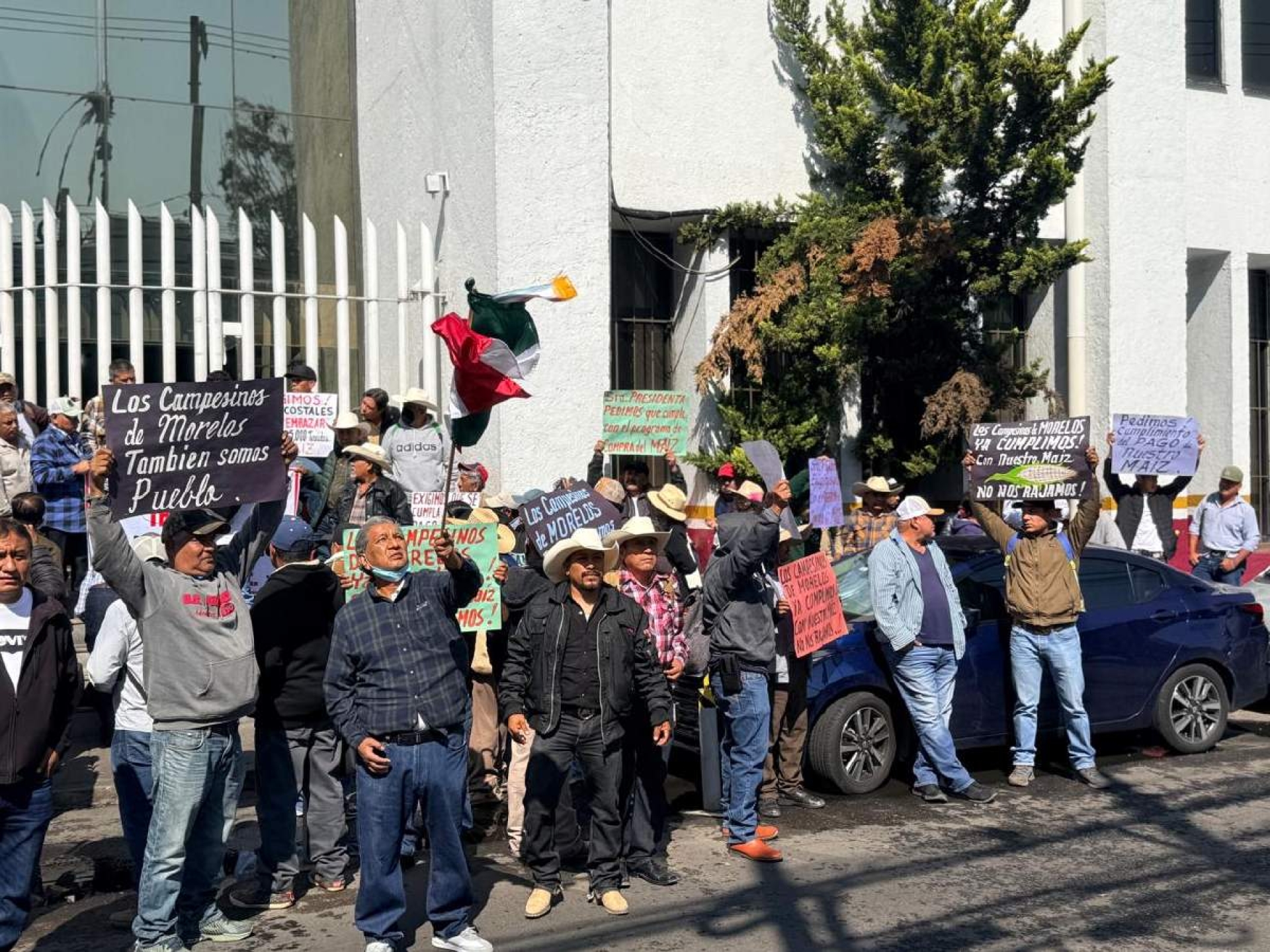 Protestan productores de maíz ante 'Alimentación para el Bienestar'