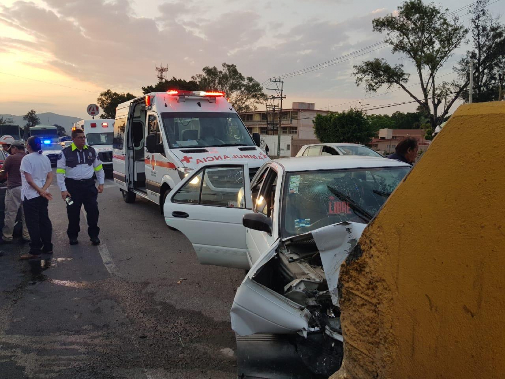 Tres mujeres y un hombre heridos, saldo de accidente en el bulevar Cuauhnáhuac