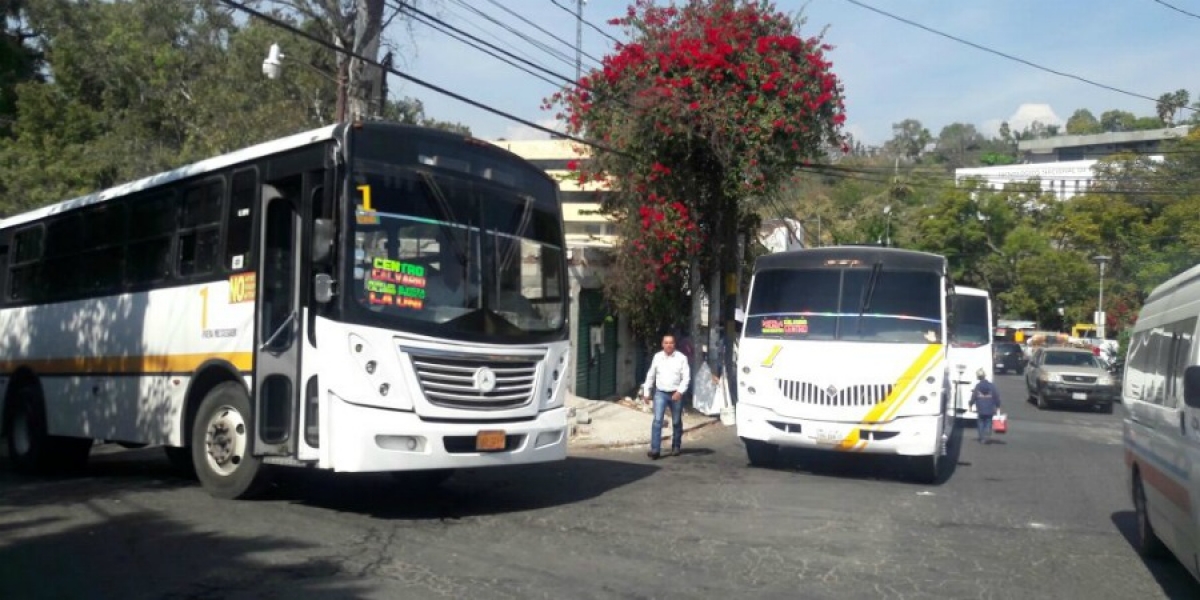 Protestan choferes de la "Ruta 1"; exigen incremento en sus comisiones diarias