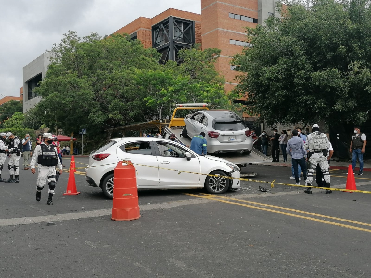 Se desmaya tras recibir vacuna e impacta su vehículo, en UAEM