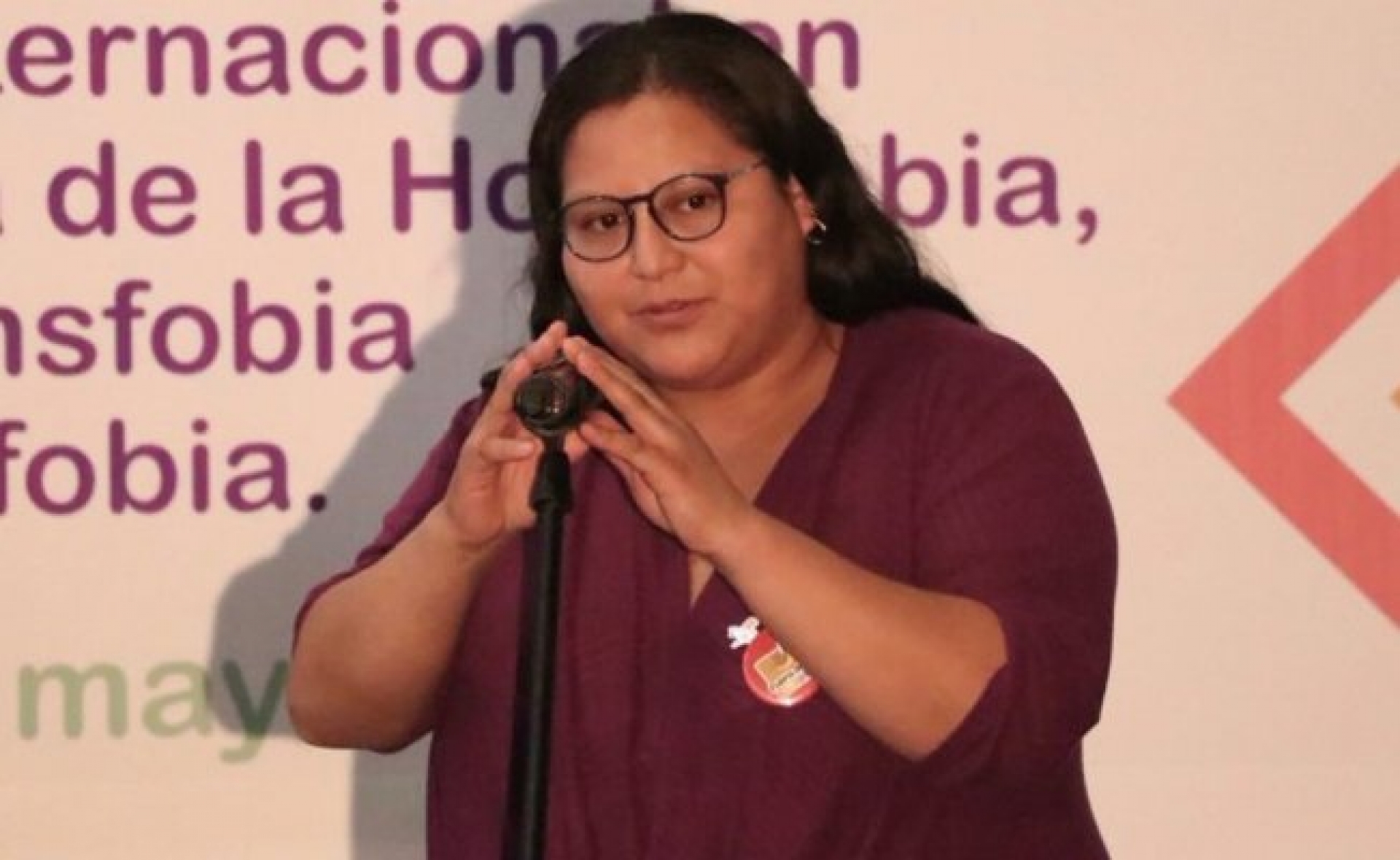 Explota libro-bomba a la senadora de Morena Citlalli Hernández