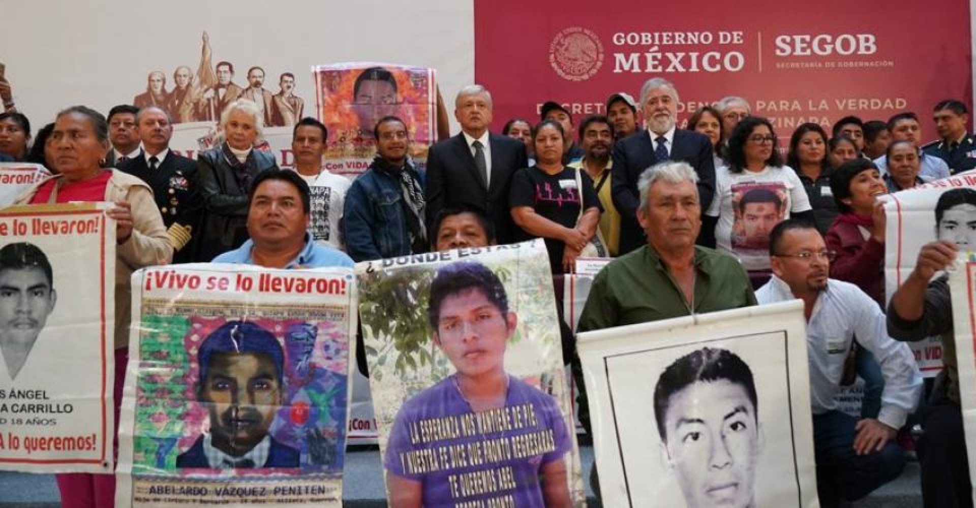AMLO firma decreto de creación de la comisión para el caso Ayotzinapa