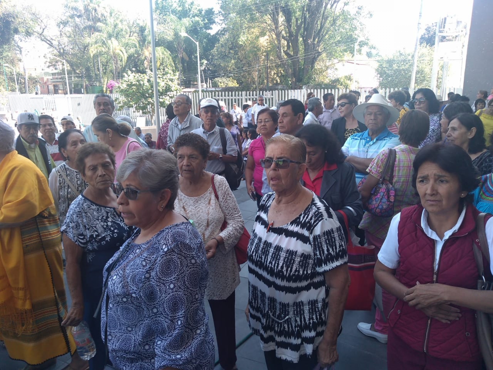 Acuden maestros jubilados al Congreso del estado