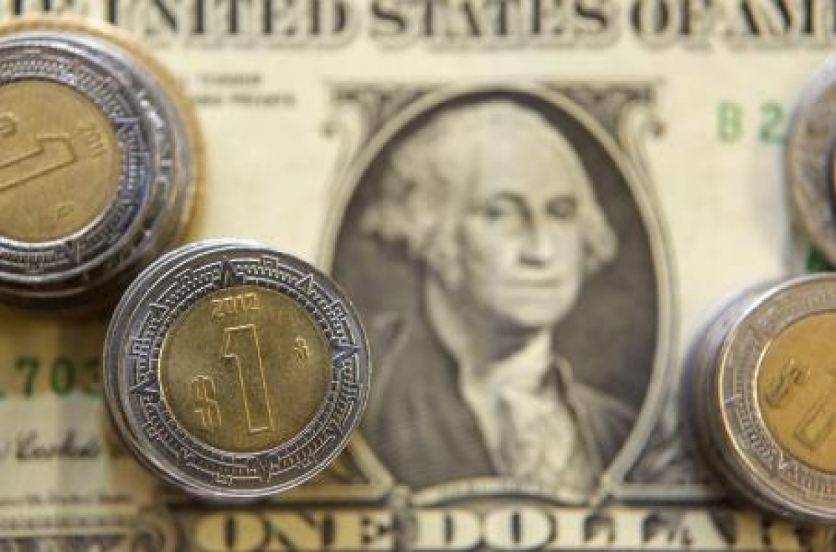 El dólar se repone, sube a 22.05 pesos en bancos
