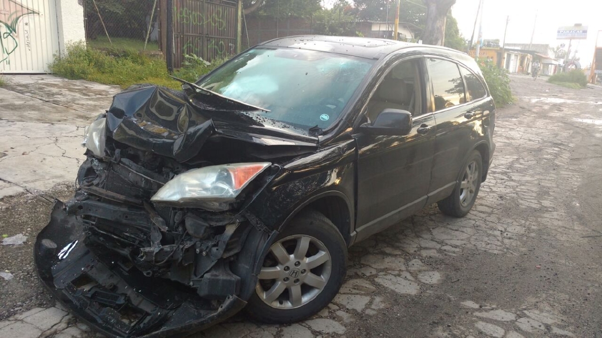 Abandonan en Yautepec una camioneta que era robada