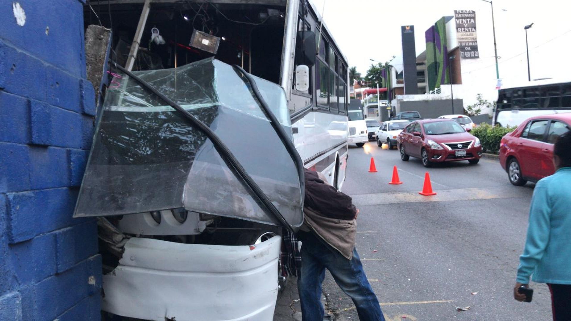 Ruta 7 se quedó sin frenos en la avenida Emiliano Zapata; dos resultaron lesionados