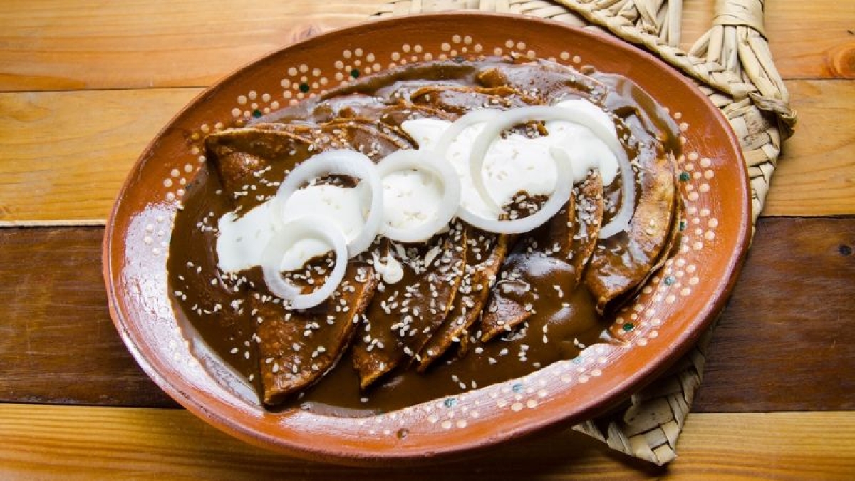 ¿Te sobró? Con esta receta podrás preparar unas enmoladas y aprovechar el mole del Día de Muertos