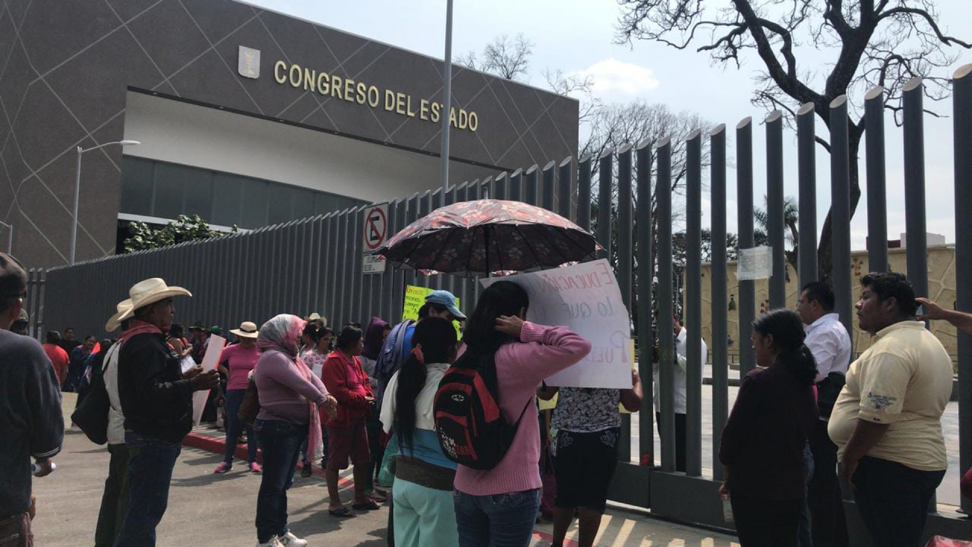 Se manifiestan padres de familia de primaria de Amilcingo en el Congreso