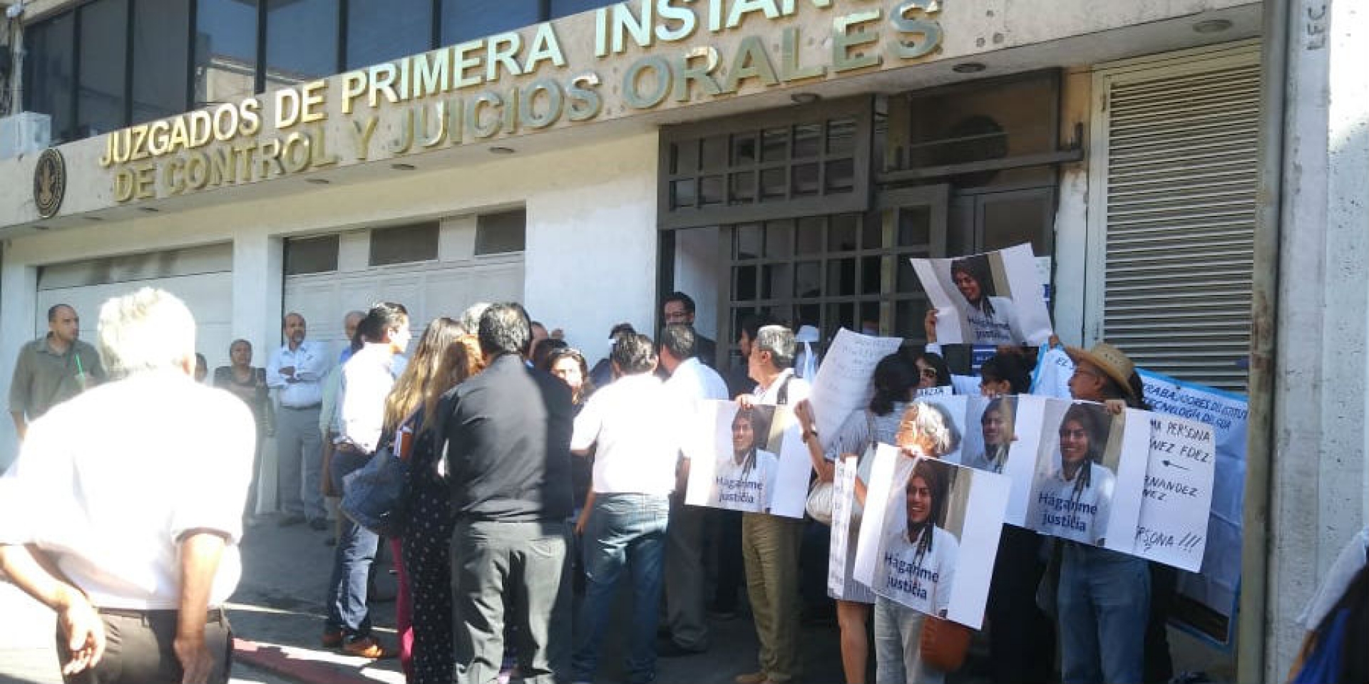 Protestan frente a salas de juicios orales familiares de joven que falleció tras haber sido detenido en 2017