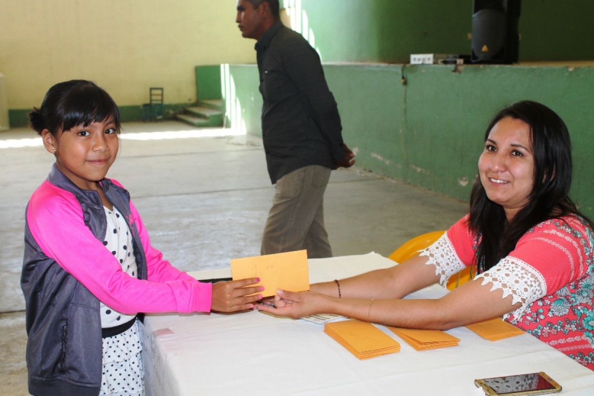 Entrega Cabildo de Temoac apoyos económicos a alumnos destacados de primaria y secundaria