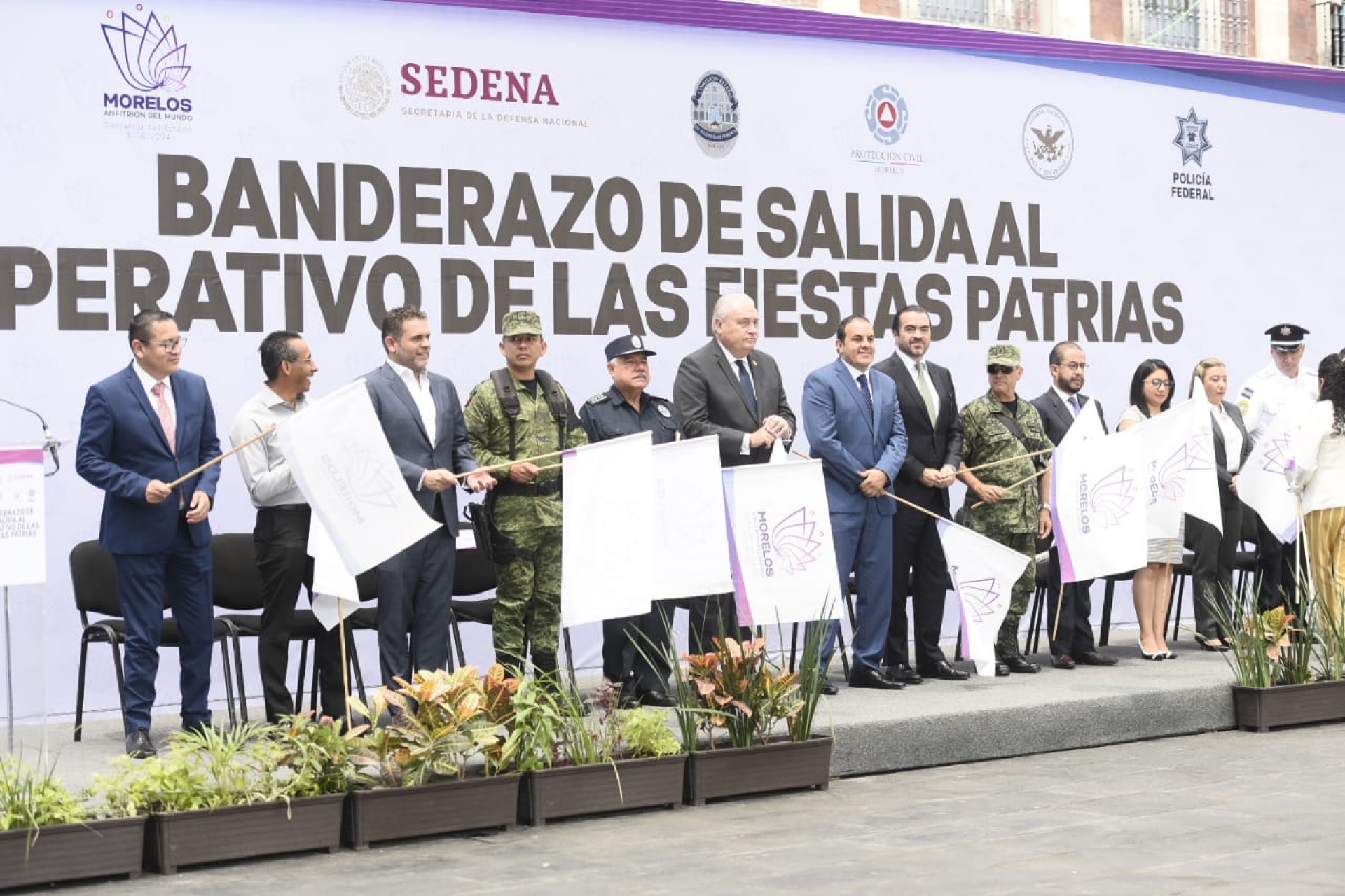 Dan banderazo de salida al operativo de las fiestas patrias