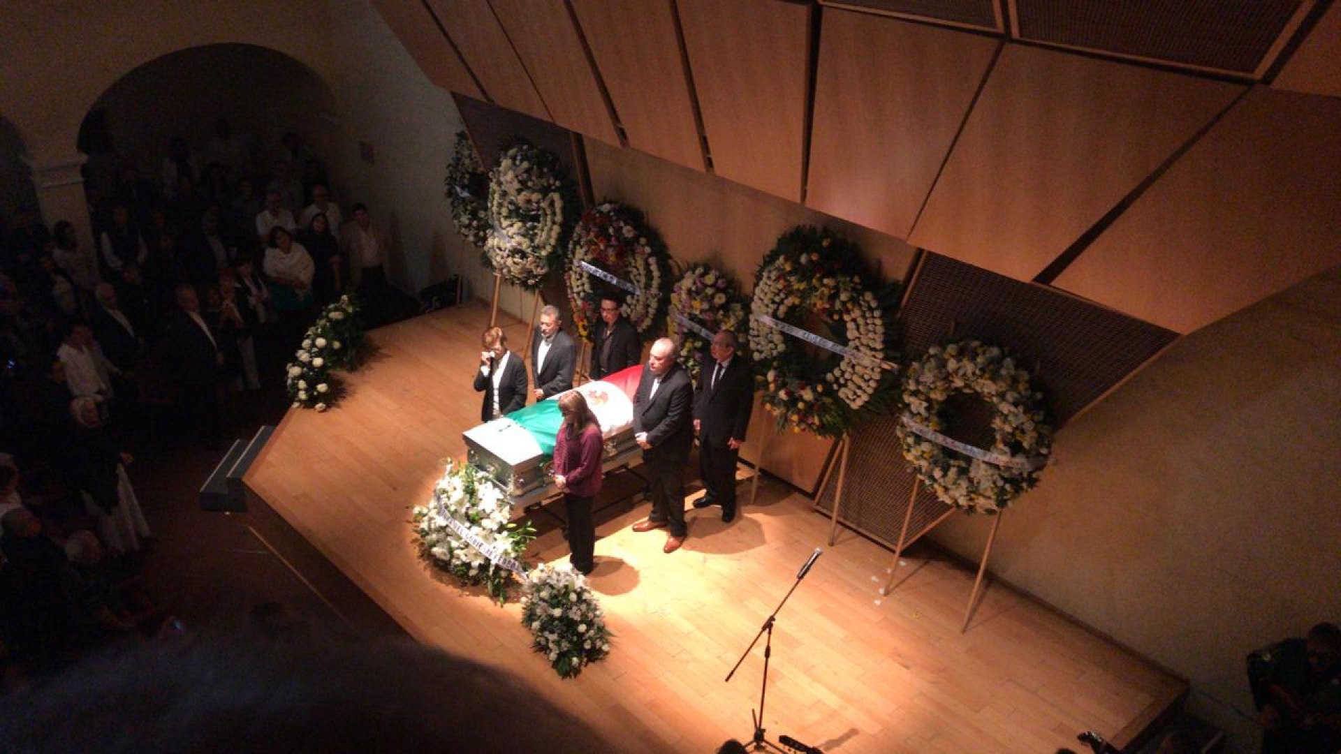 Rinden homenaje de cuerpo presente al maestro Jorge Cázares