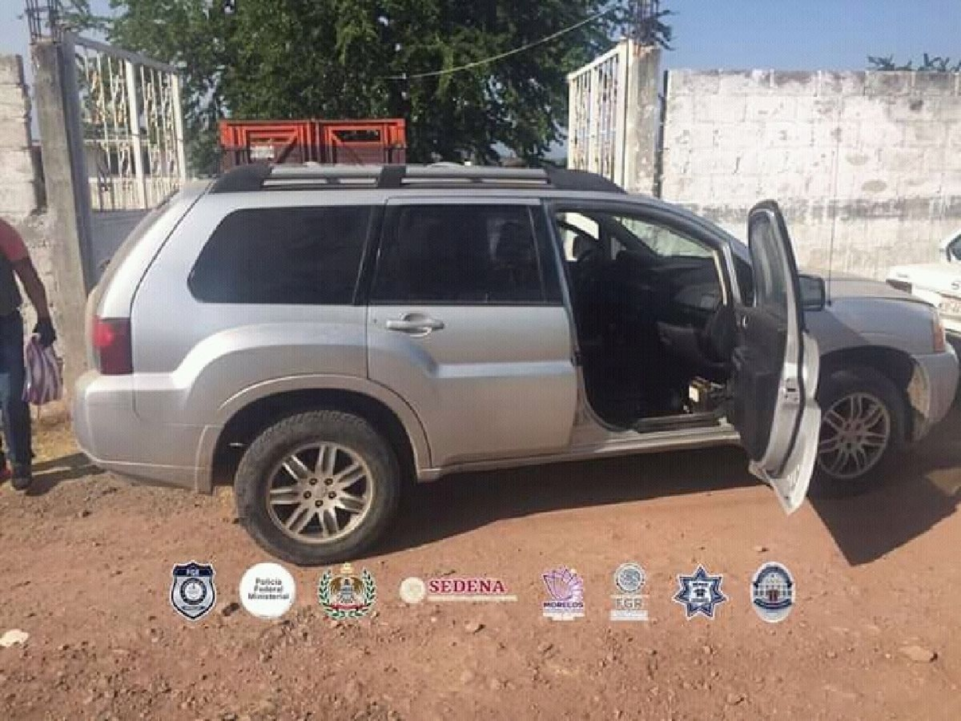 Incautan vehículos, armas y droga durante un cateo