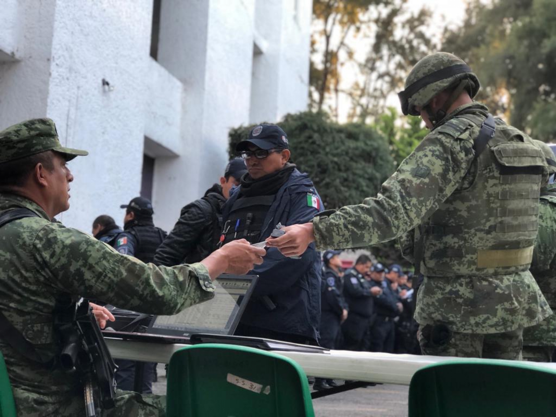Aclara Sedena que revisó armamento 'sin asumir el control' en tres municipios