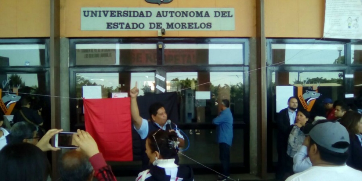 Colocan banderas rojinegras en la UAEM