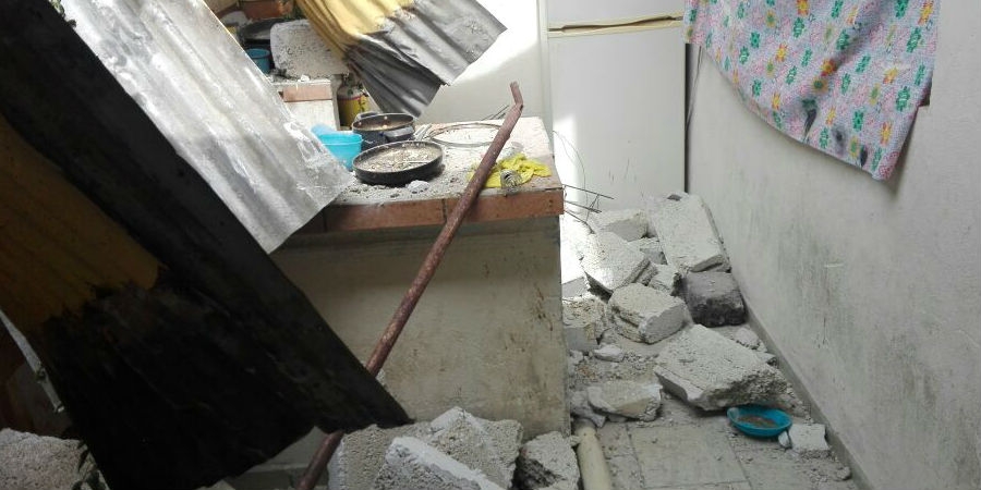 Cae barda sobre vivienda, en Chamilpa; cuatro personas resultaron heridas