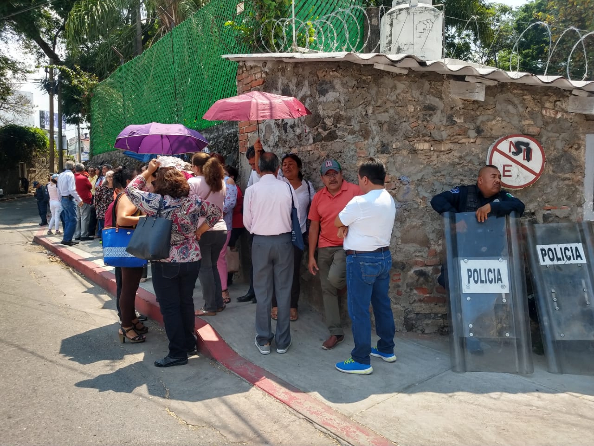 Jubilados del Colegio de Bachilleres se manifestaron ante el Congreso