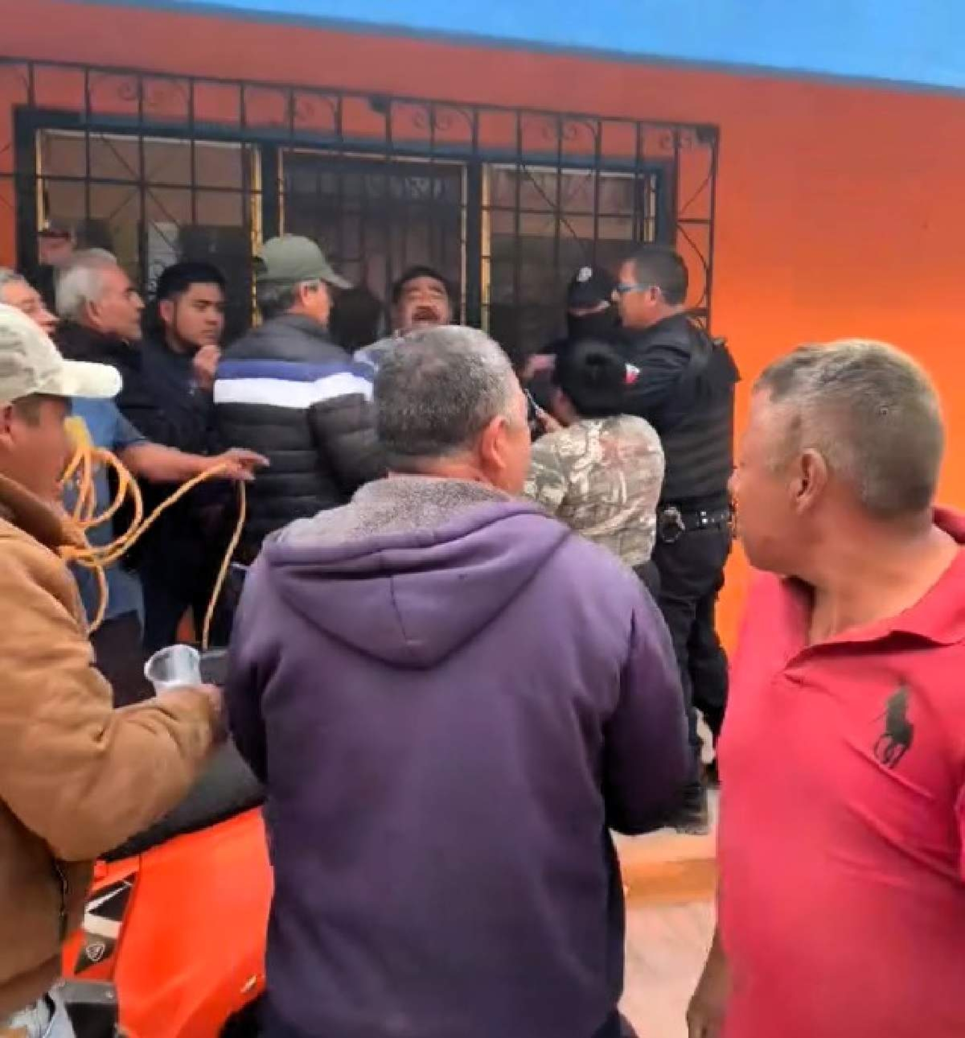 Retienen pobladores a funcionario de Ocuituco
