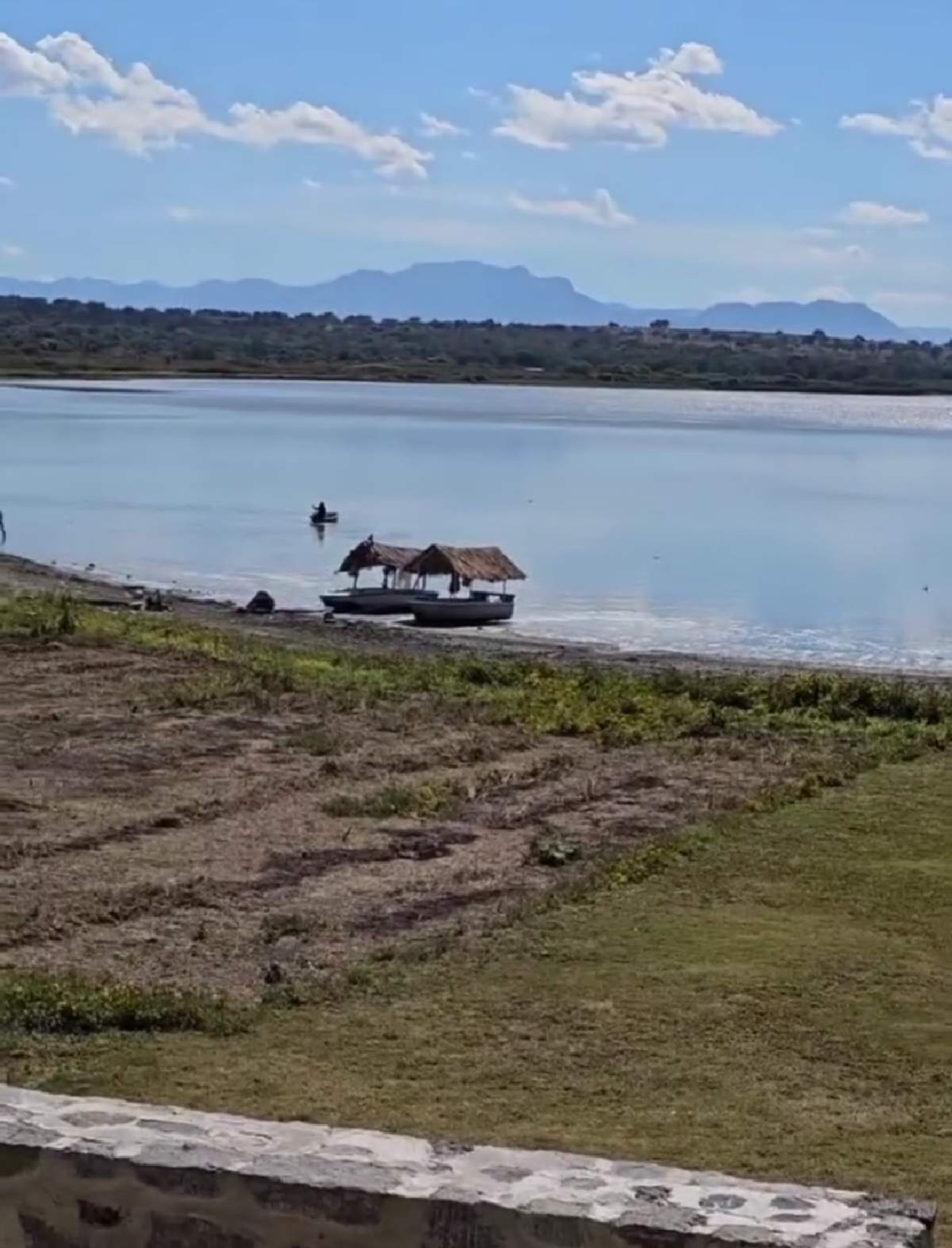 Atribuyen bajo nivel de la laguna de Coatetelco a invasión de zona federal